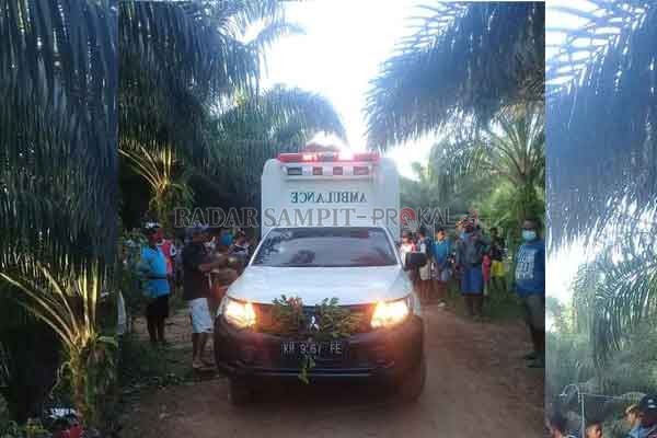 KECELAKAAN KERJA : Puluhan warga mengiringi jenazah Martinus Dedeos (24) yang tewas akibat tersengat listrik saat bekerja (panen sawit), Senin (7/12).(IST/RADAR SAMPIT)