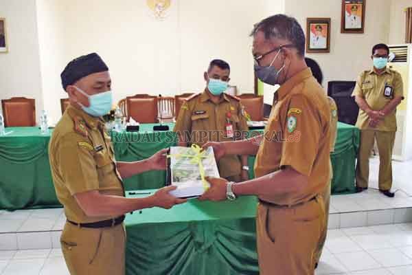 SERTIJAB: Sanggul Lumban Gaol melakukan serah terima jabatan dengan Plt Kepala DLH Kotim Ahmad Sarwo Oboy, Selasa (8/12).(IST/RADAR SAMPIT)