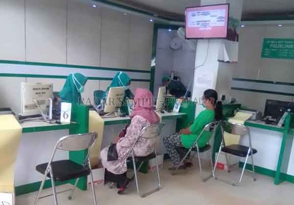 ANTRE: Petugas RSUD dr Murjani Sampit melayani pendaftaran pasien sebelum mendapatkan layanan kesehatan.