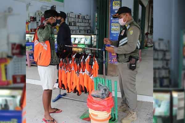 DISANKSI : Petugas Satgas Covid-19 Kota Palangka Raya menjaring warga yang tak patut ditiru lantaran tak gunakan masker. (FOTO IST RADAR PALANGKA)