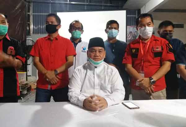 KLAIM KEMENANGAN: Cabup Kotim Halikinnor, saat pertemuan bersama tim pemenangannya usai mengetahui unggul dalam hasil hitung cepat cersi Lingkaran Survei Indonesia, Rabu    (9/12).(IST)