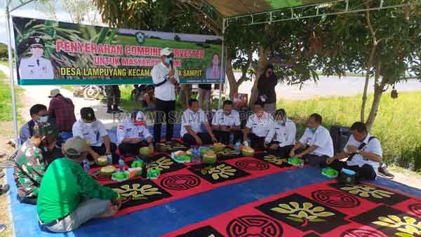 SAMBUTAN: Bupati Kotim Supian Hadi memberikan arahan terkait pertanian di Kotim, usai menguji coba mesin panen kombinasi yang diberikan kepada petani Desa Lempuyang, Kecamatan Teluk Sampit, Rabu (2/12). (USAY NOR RAHMAD/RADARSAMPIT)