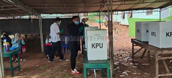 BERI HAK SUARA: Bupati Kotim Supian Hadi saat melakukan pencoblosan di Kecamatan Parenggean pada Pilkada, Rabu (9/12). (ISTIMEWA )
