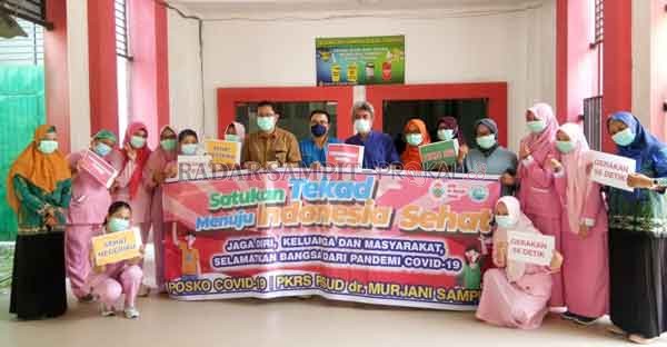 TENAGA KESEHATAN: Tenaga kesehatan di RSUD dr Murjani Sampit berfoto bersama saat peringatan Hari Kesehatan Nasional, Kamis (12/11) lalu.( HENY/RADAR SAMPIT)