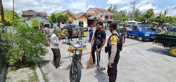 PELANGGAR PROKES ; Tim yustisi saat menindak pelanggar prokes di Kabupaten Kotawaringin Barat, Kamis (10/12).(  POLRES KOBAR/RADAR PANGKALAN BUN)