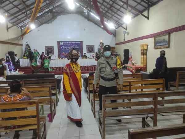 PATROLI: Aparat kepolisian bersama masyarakat di berbagai lokasi keramaian dan tempat ibadah untuk mengedukasi penerapan protokol kesehatan agar warga tidak lengah dan terpapar covid-19.(DODI/RADAR PALANGKA)