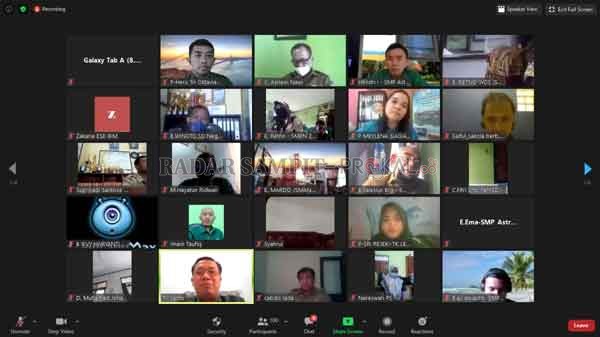 TRAINING VIRTUAL : PT. GSDI dan PT. GSIP menggelar pelatihan Komite Bisa secara virtual. Pelatihan itu merupakan salah satu Program Astra Cerdas dari departemen Education and Social  Engagement dalam rangka optimalisasi peran komite sekolah di masing – ma