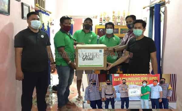 Estate Manager GBSM Setiyawan D. H (Ketiga dari Kiri), Sekretaris Desa Baung Muksin (Kedua dari kanan) dan Kaur Pemerintahan Desa Baung Rapani Adinata (Pertama dari Kanan). Foto lainnya Kapolres Seruyan AKBP Bayu Wicaksono (ketiga dari kiri) menerima dona