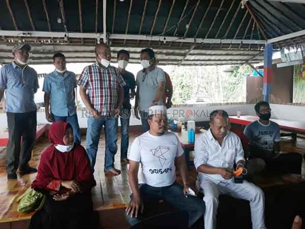 TESTIMONI: Sejumlah masyarakat dari Kobar saat menyampaikan pengalaman ketika menjadi saksi dalam sidang sengketa pilkada di Mahkamah Konstitusi, Rabu (16/12).(DODI/RADAR SAMPIT)