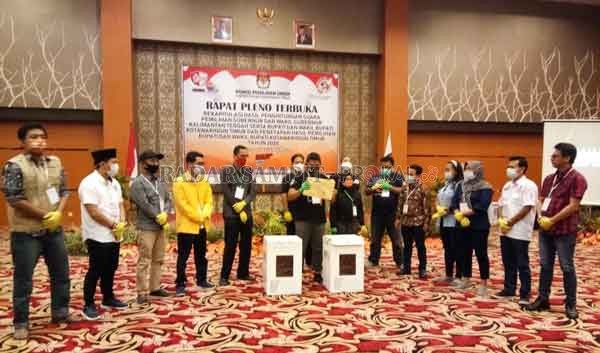 PLENO: KPU Kotim saat menyelesaikan pleno rekapitulasi penghitungan suara Pilkada Kalteng dan Kotim, Selasa (16/12) lalu.(HENY/RADAR SAMPIT)