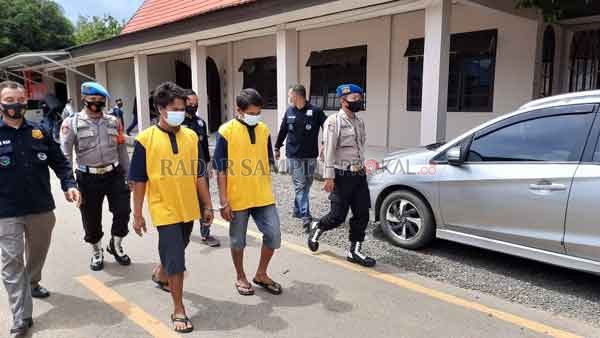 DIAMANKAN: Dua tersangka pengedar narkotika jenis sabu, inisial KN dan B saat digiring ke sel tahanan di Pores Barito Timur, kemarin.( Eko Aprianto/Radar Sampit)