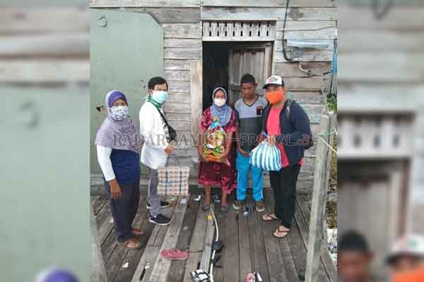 AKSI PEDULI: Beberapa Relawan sosial saat menyerahkan bantuan kepada warga tidak mampu, yang biasanya dilakukan setiap hari Jumat.(istimewa)