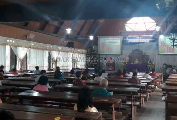 TERBATAS: Kegiatan ibadah Minggu (20/12) di Gereja Maranatha Sampit dilaksanakan dengan menerapkan protokol kesehatan yang ketat.(RADO/RADAR SAMPIT)