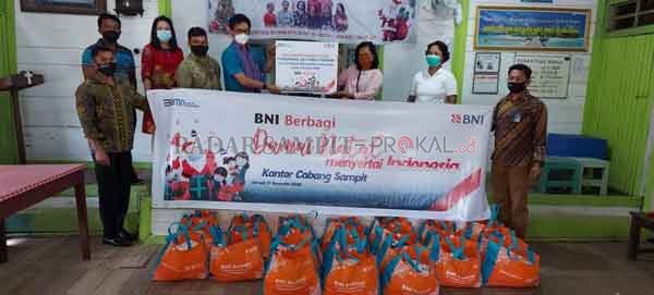 BERBAGI: PT Bank Negara Indonesia (Persero)Tbk melaksanakan kegiatan program Damai Natal Menyertai Indonesia,dengan memberikan bantuan berupa 400 paket bahan pokok senilai Rp 60juta untuk dibagikan ke beberapa gereja di Kota Sampit,Kamis (17/12).