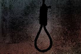 GEGER : Petugas Kepolisian serta warga saat mengevakuasi jasad Purwanto (27), yang ditemukan tewas akibat gantung diri didalam rumahnya Desa Pundu, Kecamatan Cempaga Hulu, Minggu (19/12) lalu. (Ilustrasi)