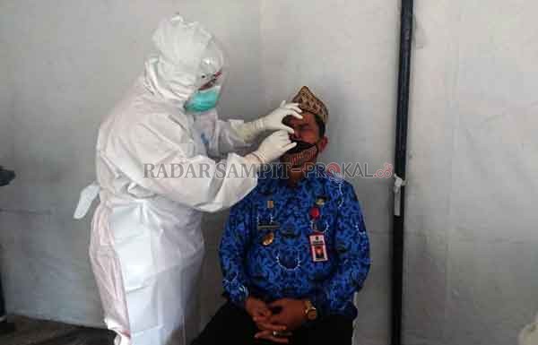 PEMERIKSAAN : Petugas kesehatan melakukan pemeriksaan sampel untuk diagnosis Covid-19.(YUSHO/RADAR SAMPIT)