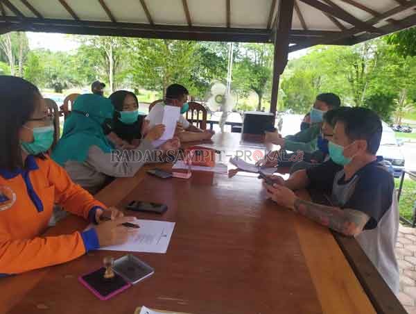 CEK KELENGKAPAN: Penumpang pesawat yang hendak masuk terminal Bandara Iskandar Pangkalan Bun menjalani pemeriksaan dokumen rapid antigen Selasa (22/12).(RINDUWAN /RADAR PANGKALAN BUN )