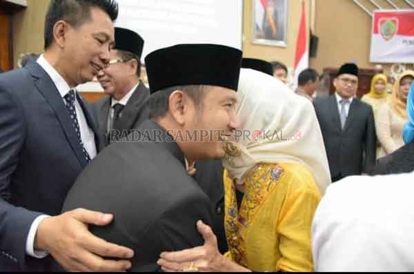 HARI IBU : Wali Kota Palangka Raya Fairid Naparin ketika menyampaikan ungkapan selamat Hari Ibu kepada ibundanya sebelum masa pandemi Covid-19 terjadi, beberapa bulan lalu.  (DOK/HUMAS PEMKO)