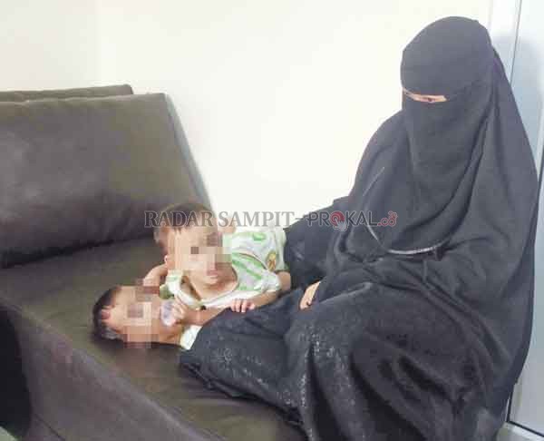 KEMBAR SIAM: Istiqomah bersama dua bayinya kembar yang dempet berada di RSUD Sultan Imanuddin Pangkalan Bun sebelum Menjalani observasi oleh tim dokter bedah kembar siam dari RSUD dr Soetomo Surabaya.(RINDUWAN/RADAR SAMPIT)
