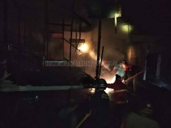 KEBAKARAN : Regu damkar memadamkan api yang membakar satu rumah di Desa Matabu RT 02, Kecamatan Dusun Timur, Kabupaten Barito Timur, Rabu (23/12) malam.(IST/RADAR SAMPIT)