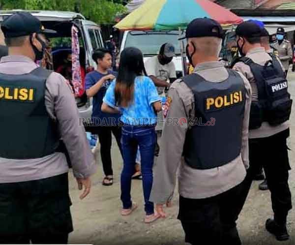 Razia protokol kesehatan yang melibatkan aparat Kepolisian Resort Kotawaringin Timur, belum lama ini.(DOK.RADAR SAMPIT)