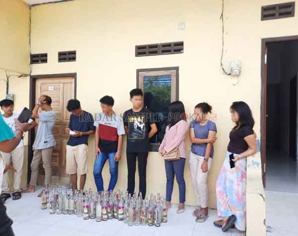 DIMARAHI :Sembilan remaja  yang disuruh keluar dari rumah kontrakan karena dianggap meresahkan warga di sekitar Jalan Reso Kelurahan Sidorejo, Kamis (24/12).(Muhsin for Radar Pangkalan Bun )