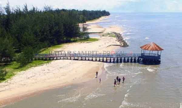 Kawasan Pantai Lunci di Sukamara, yang menjadi salah satu andalan lokasi wisata lokal yang biasa dikunjungi warga saat liburan.(DOK.RADAR SAMPIT)