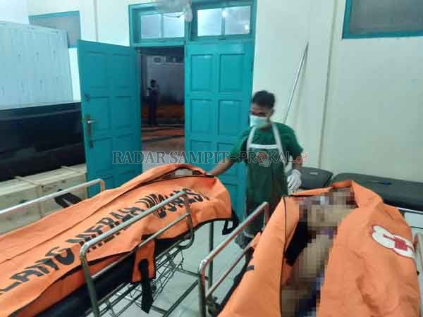 Laka Tunggal : Dua orang pemuda asal Desa Bagendang, ini meninggal dunia hingga jenazahnya dilarikan ke ruang Jenazah RSUD Dr Murjani Sampit, Jumat (25/12) malam lalu(FAHRY/RADAR SAMPIT)