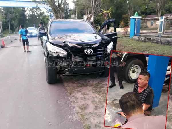 PANGKALAN BUN Kendaraan roda empat jenis Mitsubishi  Expander D 1244 VBP hitam terbalik dihajar mobil Toyota Fortuner KH 1268 GP di Bundaran Pancasila, depan Pospol Polisi, Minggu (27/12) pukul 17.00 WIB.(ISTIMEWA/RADAR)