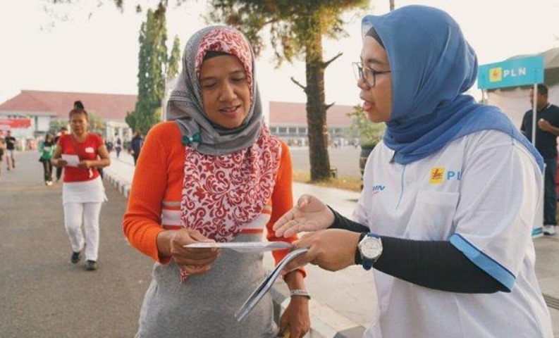TAMBAH DAYA: Petugas PLN saat menjelaskan Promo Diskon Tambah Daya kepada Pelanggan