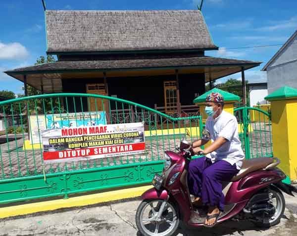 TAK DIBUKA  : Objek wisata religi makam Kiai Gede di Kecamatan Kotawaringin Lama di tutup sementara.(GUSTI HAMDAN/RADAR PANGKALAN BUN)