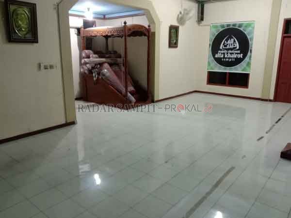 LANGGARAN BANJIR: Masjid Assyifa di depan RSUD dr Murjani Sampit tergenang banjir.