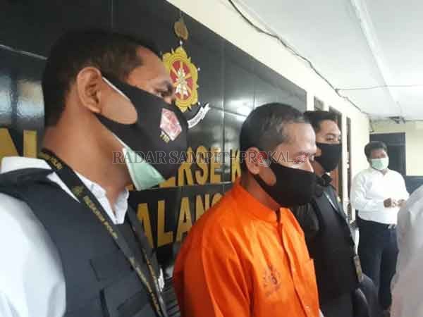 TERSANGKA: Lan Lan Achmad Jaelani (43), pelaku penipuan melalui bisnis Forex ketika diekspos pihak kepolisian Polresta Palangka Raya setelah berhasil diringkus lantaran menipu korbannya senilai ratusan juta rupiah.(DODI/RADAR PALANGKA)