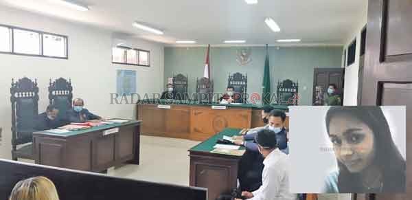 PRAPERADILAN: Jalannya sidang praperadilan yang diajukan tersangka kasus pembunuhan Nur Fitri, Acn, di Pengadilan Negeri Sampit, pekan lalu.