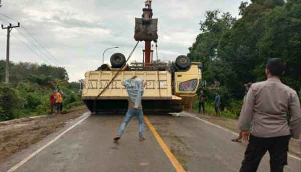 TERGULING : Truk bermuatan pupuk terbalik di ruas Jalan Jenderal Ahmad Yani, dusun Semanggang, Desa Pangkalan Banteng, Kecamatan Pangkalan Banteng, Kabupaten Kobar, Senin (27/12).(POLSEK PANGKALAN BANTENG/RADAR PANGKALAN BUN)