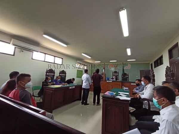 Suasana sidang praperadilan antara tersangka pembunuhan Nur Fitri dengan Polres Kotim  di Pengadilan Negeri Sampit.(RADO/RADAR SAMPIT)