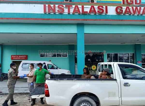 MERESAHKAN : Satpol PP dan Damkar Kobar bersama Pemerintah Kelurahan Baru, mengamankan dua ODGJ lantaran kerap mengamuk dan mengancam membakar rumah, Selasa (28/12).(SATPOL PP KOBAR/RADAR PANGKALAN BUN)