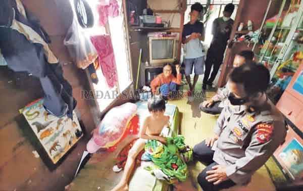 SELAMAT: Aditya yang berhasil selamat dari sambaran buaya setelah memberikan perlawanan hebat, Rabu (30/12).(IST/RADAR SAMPIT)