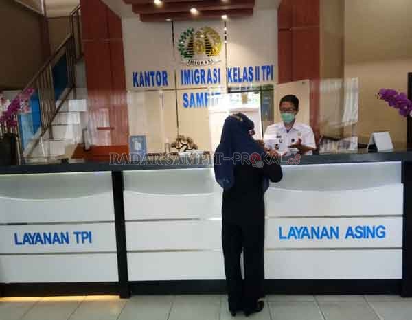 PELAYANAN: Aktivitas layanan pembuatan penerbitan paspor di Kantor Imigrasi Kelas II Sampit, Rabu (30/12).(HENY/ RADAR SAMPIT)