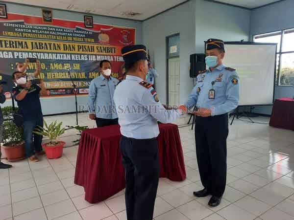 SERAHKAN: Sertijab Kepala Lapas (Kalapas) Kelas II B Muara Teweh, yang sebelumnya dijabat Sarwito, sekarang digantikan Akhmad Herriansyah, Rabu (30/12).(IST/RADARSAMPIT)