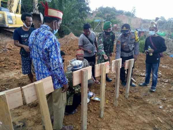 DITANDAI NISAN: Kegiatan penimbunan lubang tambang di RT 06, Sunga Seribu, Kelurahan Pangkut, Kecamatan Arut Utara yang beberapa waktu lalu menimbun sebanyak 10 pekerja tambang asal Tasikmalaya, Rabu (30/12).(Istimewa)