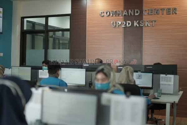 Seluruh Petugas Command Center saat melakukan monitoring laporan dan eksekusi gangguan kelistrikan