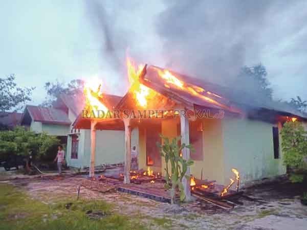 TERBAKAR: Rumah semi permanen yang terbakar di Jalan Surung III Palangka Raya, kompleks perumahan padat penduduk, Jumat (1/1).(DODI/RADAR SAMPIT)