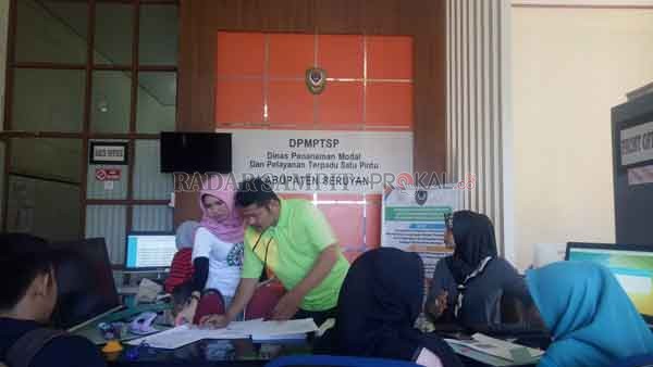 PELAYANAN: Tampak sejumlah pegawai di salah satu dinas di Seruyan memberikan pelayanan kepada masyarakat, di mana pelayanan harus lebih maksimal lagi walaupun di masa pandemi Covid-19. (HENDRIEDITIA/RADARSAMPIT)