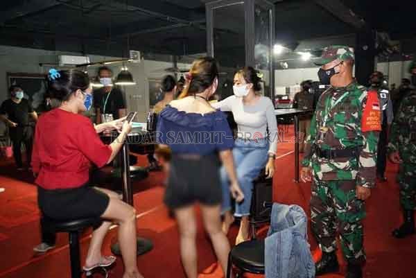 RUTIN: Satuan Tugas Percepatan Penanganan Covid-19 Kota Palangka Raya saat menggelar patroli dan penindakan pelanggaran prokes di sejumlah tempat hiburan malam dan kafe, Sabtu (2/1) malam.(istimewa)