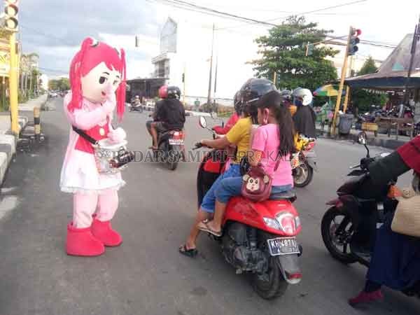 MINTA UANG: Para pengemis berkedok badut jalanan di beberapa trafic light Kota Sampit.(HENY/RADAR SAMPIT)