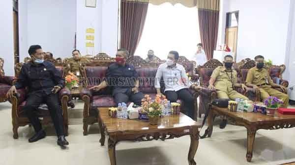 PERESMIAN: Ketua DPRD Seruyan Zuli Eko Prasetyo, saat menghadiri agenda peresmian tarif baru premium silver, bersama dengan PLN setempat di ruang DPRD Seruyan belum lama tadi.(IST/RADARSAMPIT)