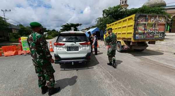 PERKETAT PENJAGAAN: Tim gabungan dari unsur Polri, TNI, Satpol PP, Damkar, Dishub, dan BPBD Kobar memperketat penjagaan di pintu masuk pantai pesisir terpadu Bugam Raya, Kecamatan Kumai, Minggu (3/1).(ISTIMEWA/RADAR SAMPIT)
