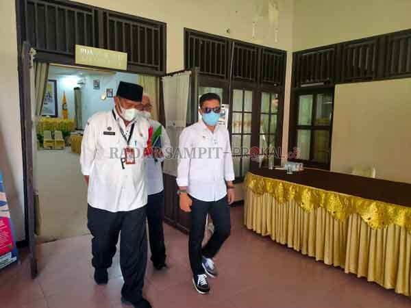 HADIRI: Bupati Kotim Supian Hadi didampingi Kadiskominfo Kotim Multazam, saat keluar dari ruangan usai rapat evaluasi akhir tahun, belum lama ini.(YUNI/RADARSAMPIT)