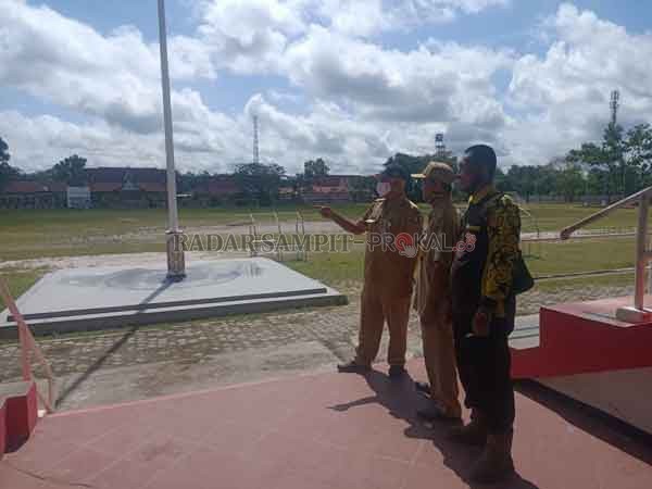 KOORDINASI: Pegawai Dispora berkoordinasi dengan pegawai Dinas PUPR Kotim mengenai kesiapan pelaksanaan upacara HUT Ke-68 Kotim di Stadion 29 Nopember Sampit, Senin (4/1).(YUNI/RADAR SAMPIT)